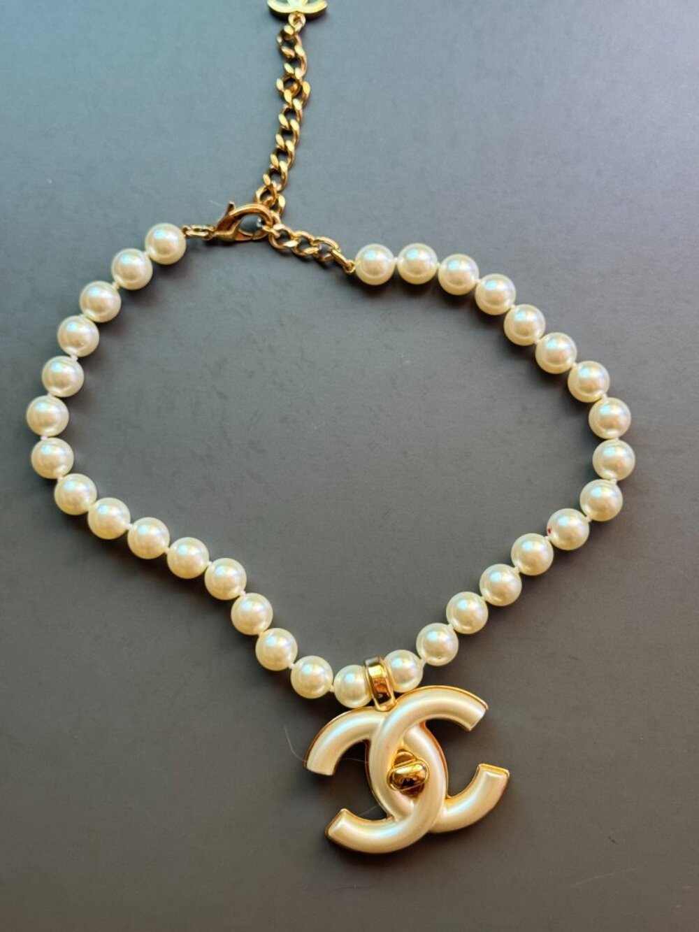 Chanel Oversized Pearl Turnlock Necklace Metiers D'art 24A Manchester New in Box - Picture 8 of 8